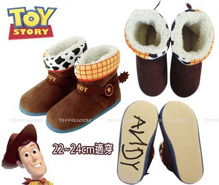 。流行教室。日本正版 玩具總動員 胡迪警長 靴子造型 22-24cm 大人用 全包暖暖拖 室內拖鞋 室內鞋 有止滑