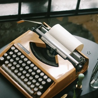 店長推薦Olivetti Lettera82柳丁黃色老式復古機械英文打字機禮物